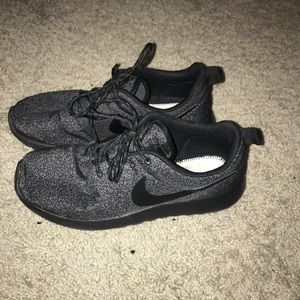 ROSHE RUNS (black)